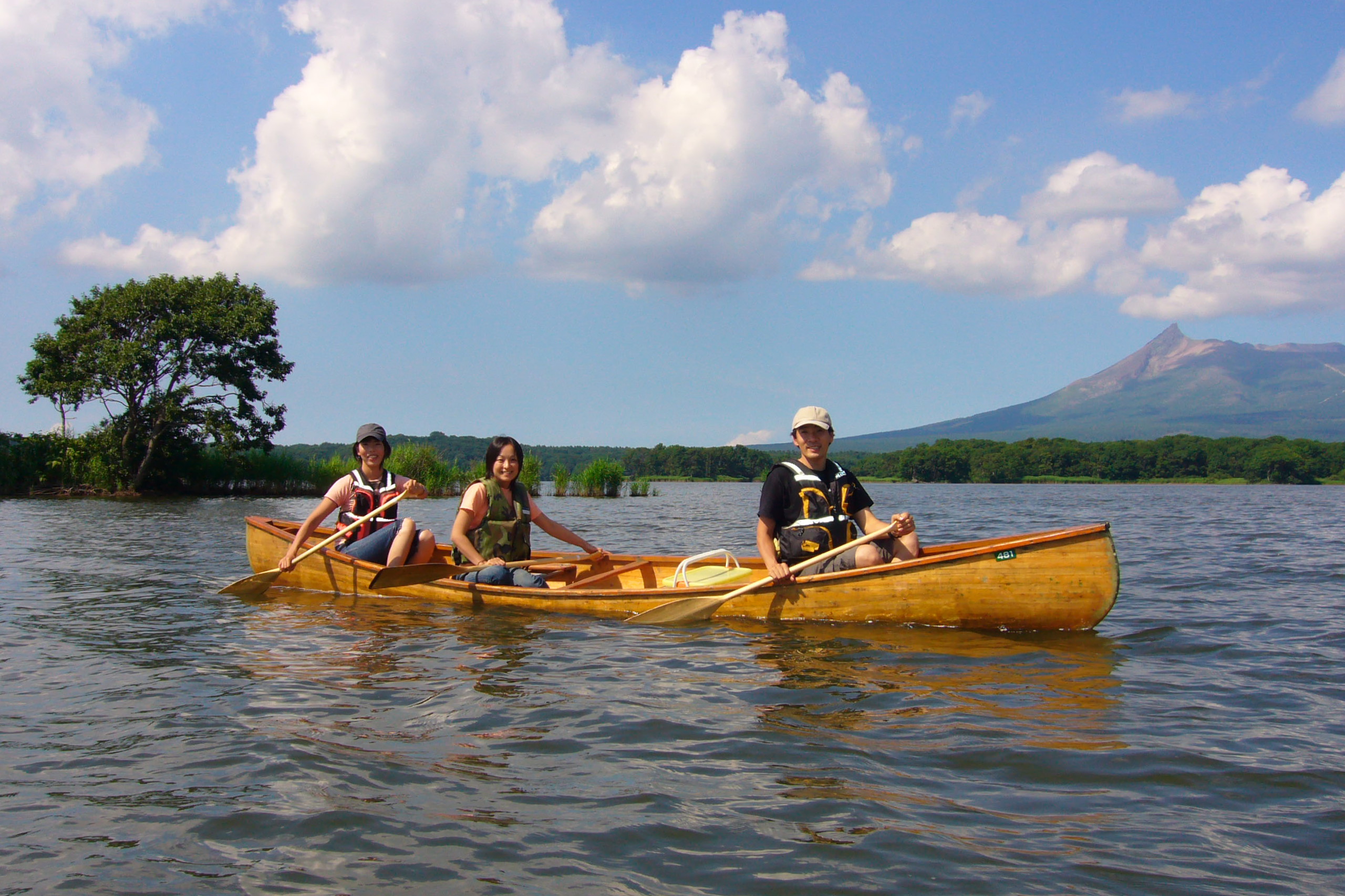 http://www.onuma-guide.com/newsblog01/4_persons_canoe.jpg