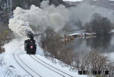 12月「凍てつく湖畔に煙り残して」.JPG